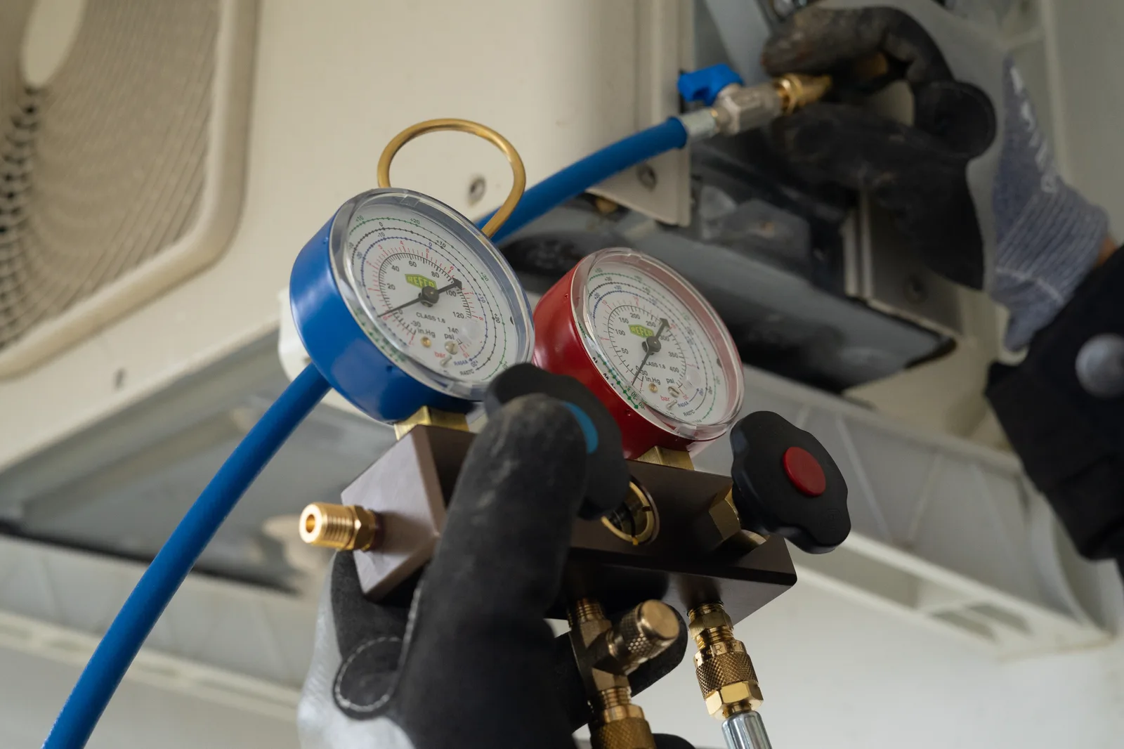 Punjenje freona klima uređaja manometrom